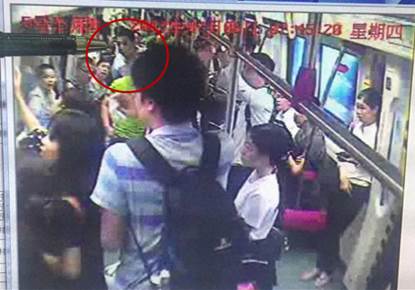 说明: C:\Users\gywy\Desktop\救人\图中红圈位置，李主任发现瘫倒在车内的女子.jpg