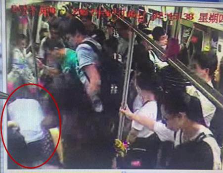 说明: C:\Users\gywy\Desktop\救人\图中红圈位置，李主任为女子施救.jpg